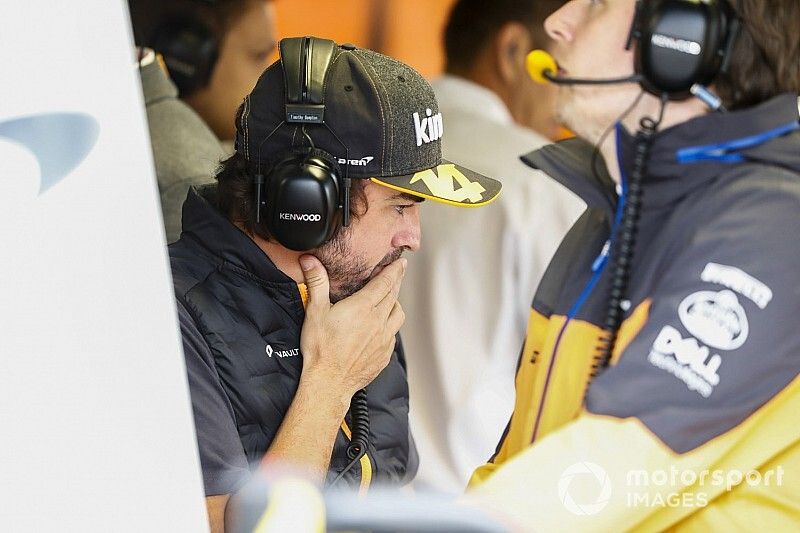 Fernando Alonso, en el box de McLaren