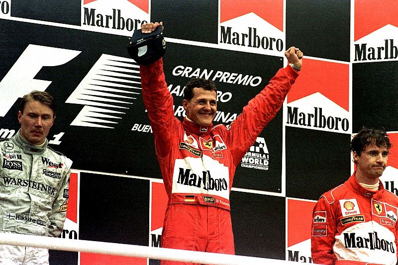 Podio: ganador de la carrera Michael Schumacher, Ferrari; segundo lugar Mika Hakkinen, McLaren; tercer lugar Eddie Irvine, Ferrari