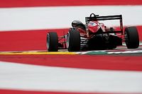 Ilott vence a Eriksson en la primera carrera 
