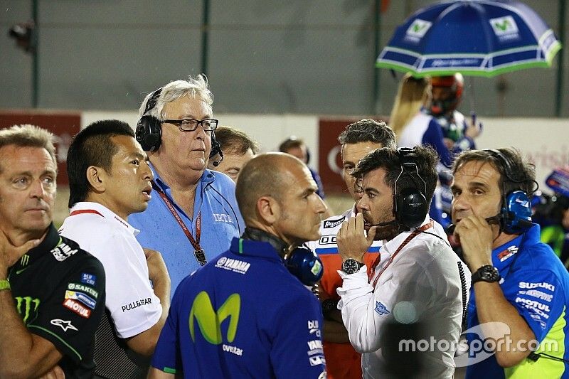 CEO de IRTA Mike Trimby,  con los managers de equipos