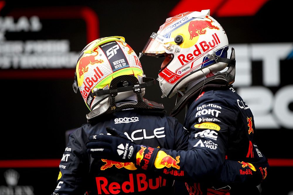 Ganador Max Verstappen, Red Bull Racing, con el tercer lugar Sergio Pérez, Red Bull Racing, se felicitan mutuamente en Parc Ferme