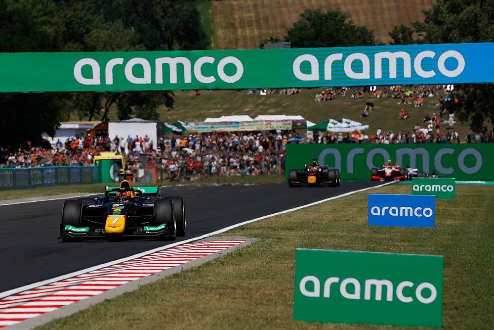 Dennis Hauger, MP Motorsport leads Ayumu Iwasa, DAMS