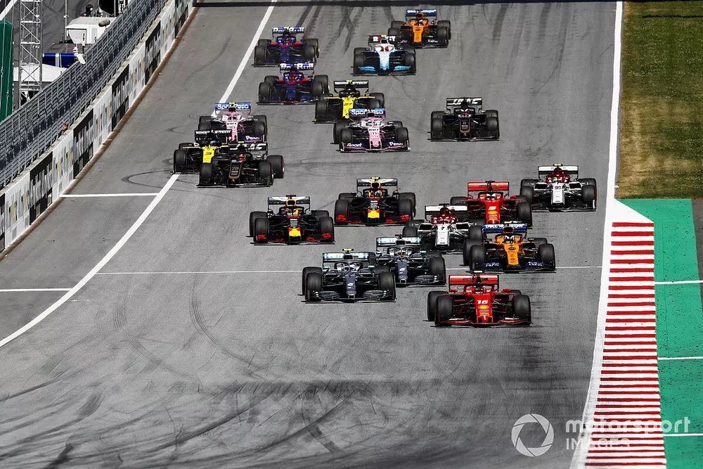 Charles Leclerc, Ferrari SF90, devant Valtteri Bottas, Mercedes AMG W10, Lewis Hamilton, Mercedes AMG F1 W10, Lando Norris, McLaren MCL34, Kimi Raikkonen, Alfa Romeo Racing C38, Sebastian Vettel, Ferrari SF90, Max Verstappen, Red Bull Racing RB15, et le reste du plateau au d&eacute;part