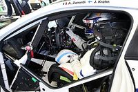 Alex Zanardi muestra los controles especiales en su BMW M8 para Daytona