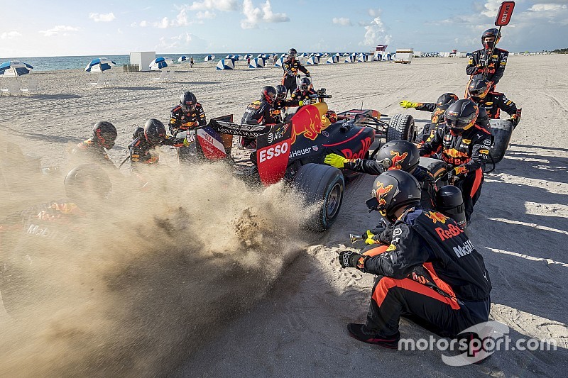 Галерея: неймовірні пригоди Ферстаппена та Red Bull в Америці