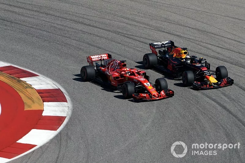 Sebastian Vettel, Ferrari SF71H and Daniel Ricciardo, Red Bull Racing RB14 clash on lap one 