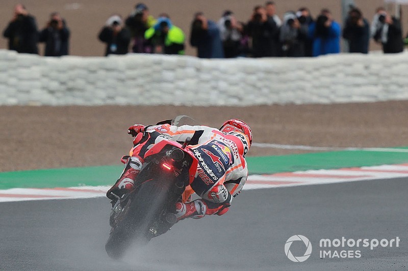 Márquez domina bajo la lluvia en el arranque de Valencia