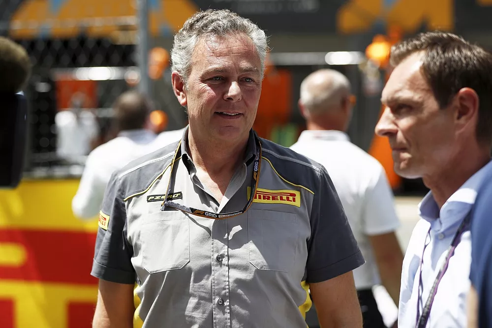 Mario Isola, Racing Manager di Pirelli Motorsport, viene intervistato in griglia di partenza 
