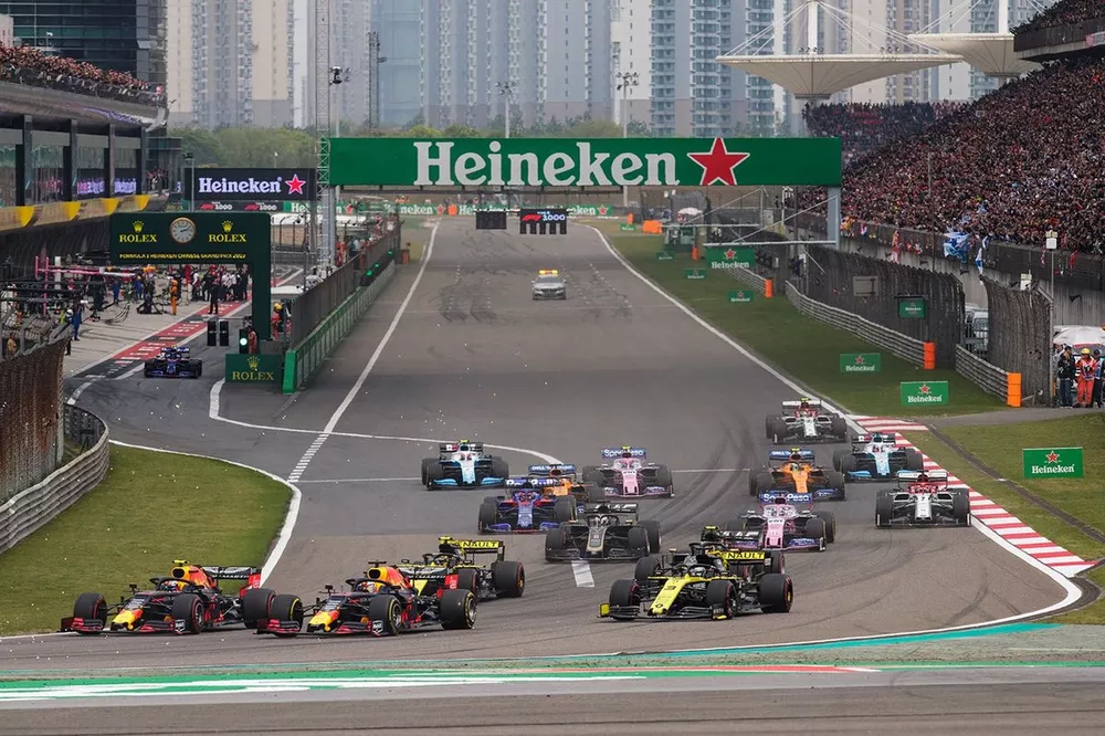 Max Verstappen, Red Bull Racing RB15, leads Pierre Gasly, Red Bull Racing RB15, Daniel Ricciardo, Renault F1 Team R.S.19, Nico Hulkenberg, Renault F1 Team R.S. 19, Romain Grosjean, Haas F1 Team VF-19, Sergio Perez, Racing Point RP19, and the remainder of the field at the start