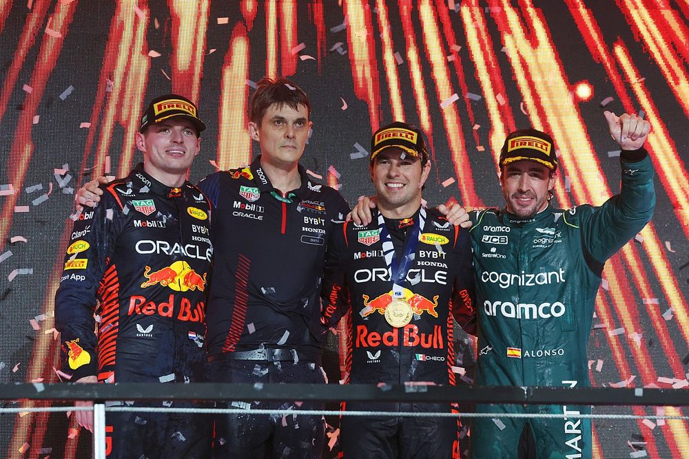 Podio: segundo lugar Max Verstappen, Red Bull Racing, ganador Sergio Pérez, Red Bull Racing y tercer lugar Fernando Alonso, Aston Martin F1 Team