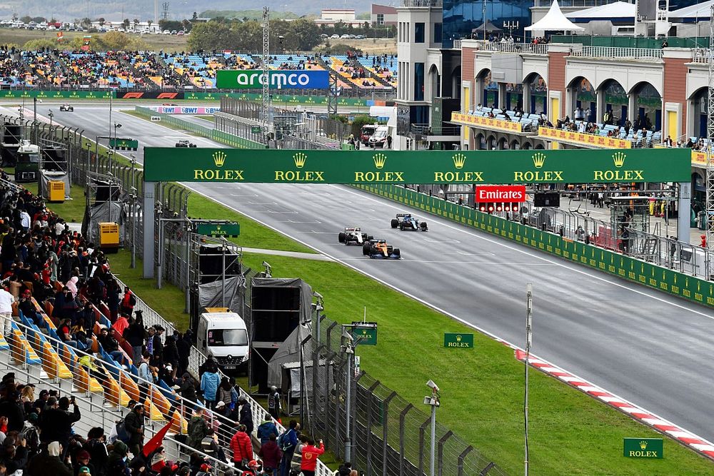 Daniel Ricciardo, McLaren MCL35M, Mick Schumacher, Haas VF-21, Fernando Alonso, Alpine A521, y otros pilotos se alinean para practicar una la salida