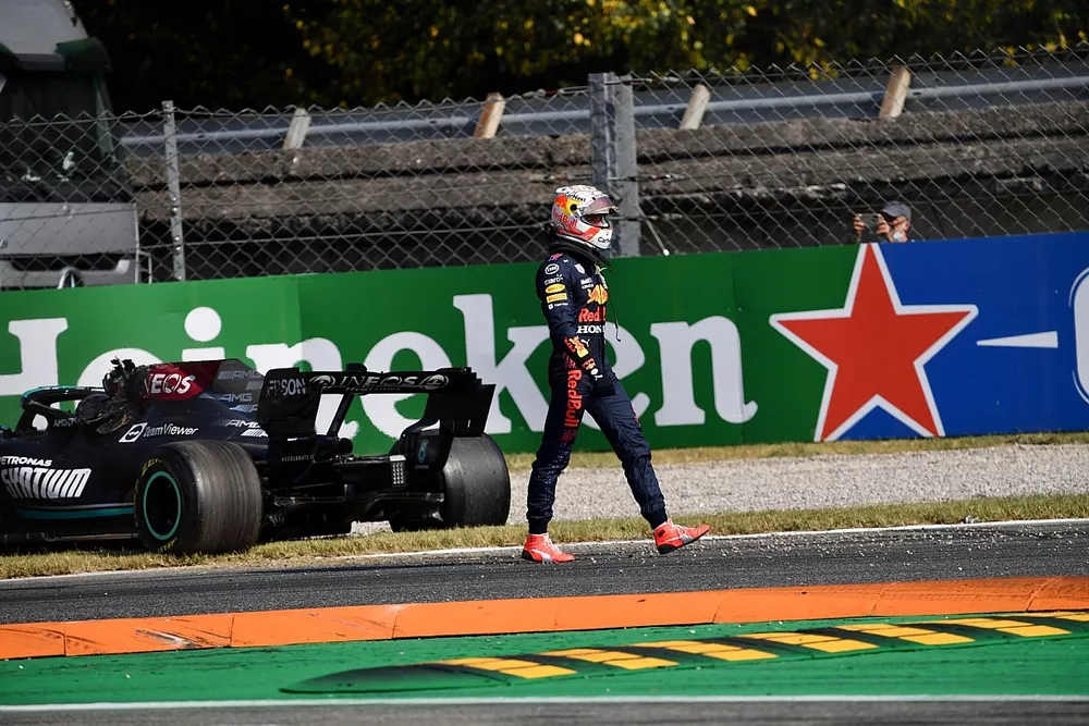 Max Verstappen, Red Bull Racing, se aleja despu&eacute;s de chocar con Lewis Hamilton, Mercedes W12.