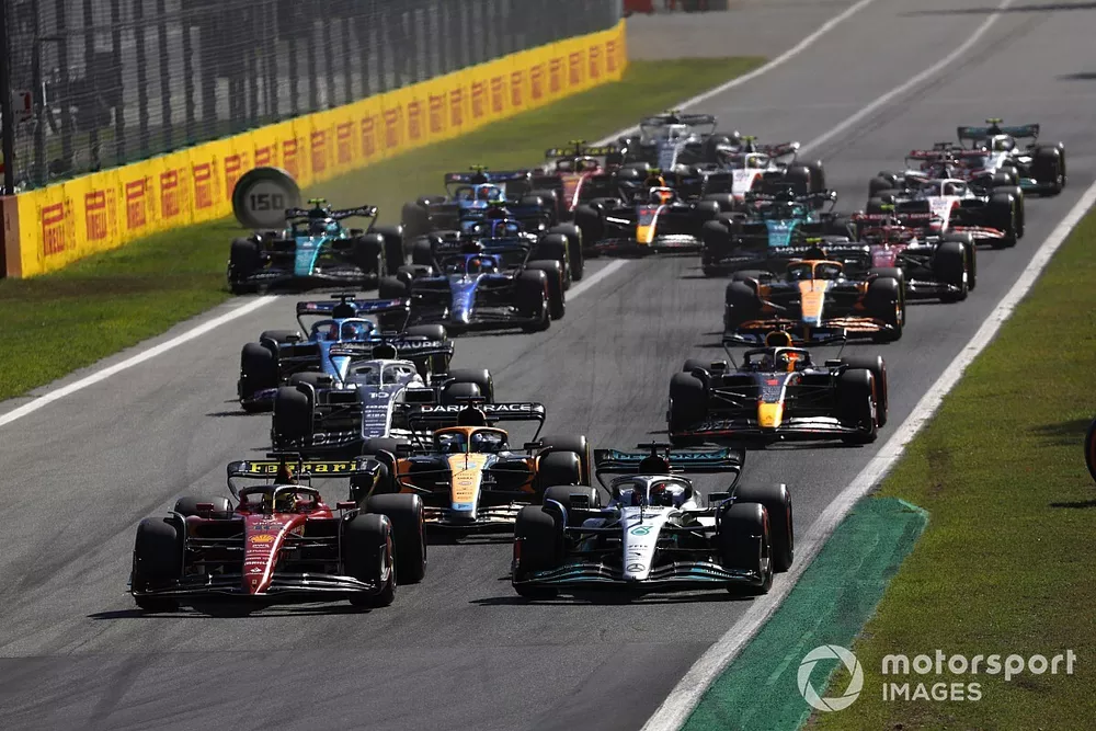 Charles Leclerc, Ferrari F1-75, George Russell, Mercedes W13, Daniel Ricciardo, McLaren MCL36, Pierre Gasly, AlphaTauri AT03, Max Verstappen, Red Bull Racing RB18, the rest of the field at the start