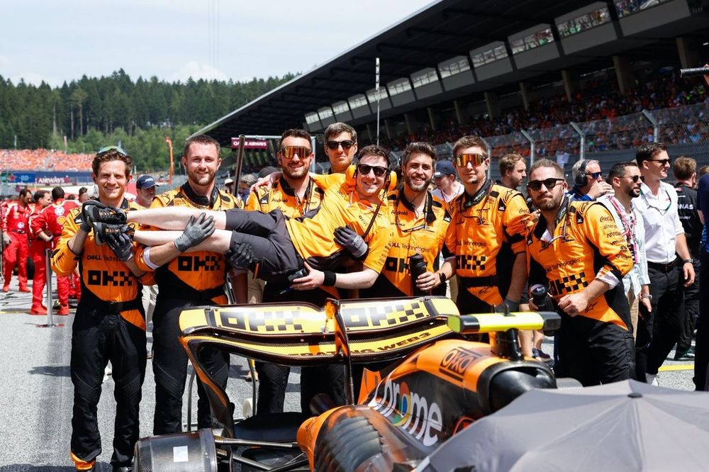 Zesp&oacute;ł McLaren na starcie z bolidem Lando Norrisa, McLaren MCL38