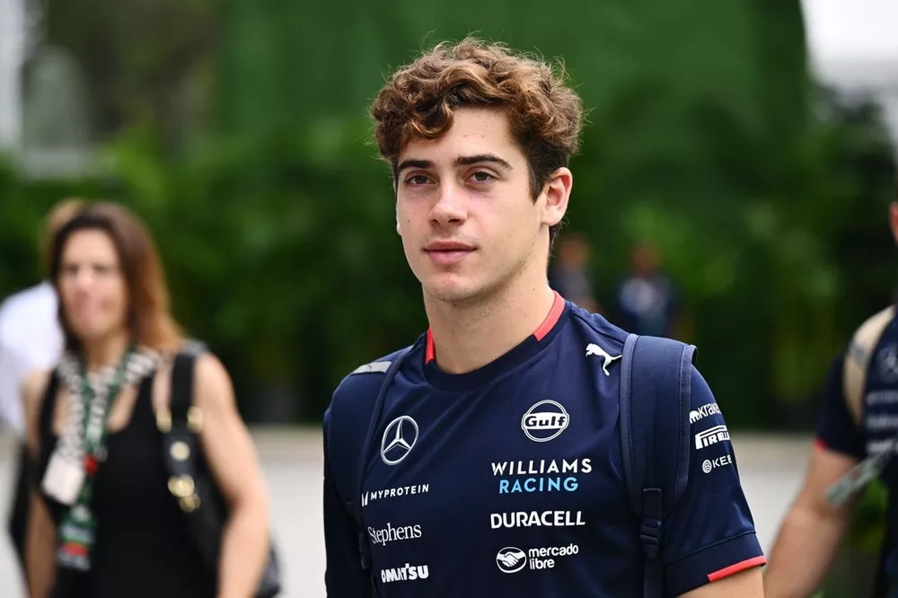 Franco Colapinto, da Williams Racing, chega &agrave; pista 