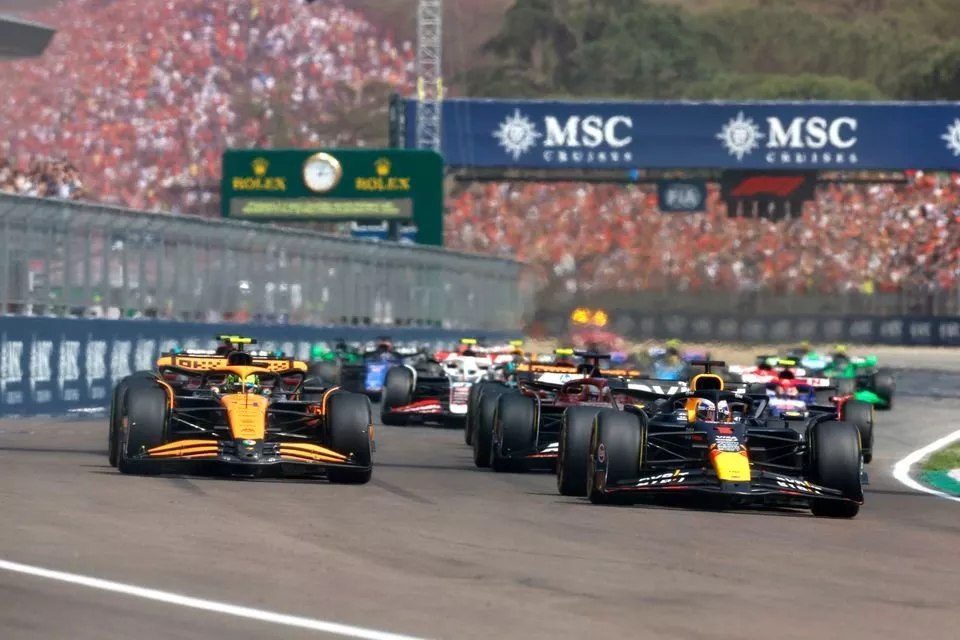 Max Verstappen, Red Bull Racing RB20, Lando Norris, McLaren MCL38, Charles Leclerc, Ferrari SF-24, Carlos Sainz, Ferrari SF-24, de rest van het veld bij de start