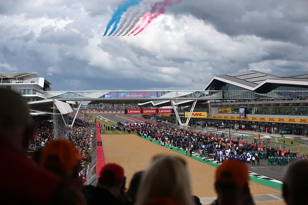 Red Arrows volano sopra la pista