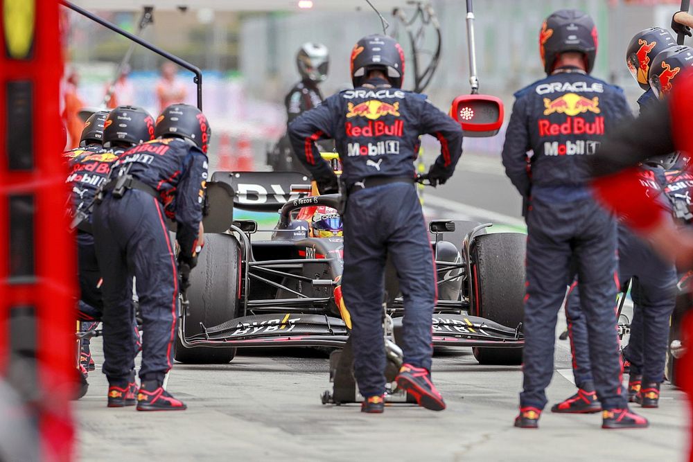 Sergio P&eacute;rez, Red Bull Racing RB18, en boxes