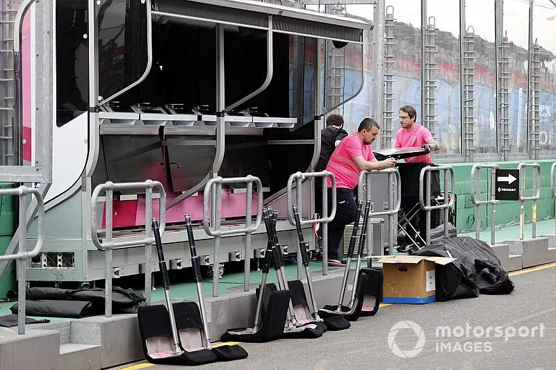 El personal de Racing Point empaca el equipo en el pitwall