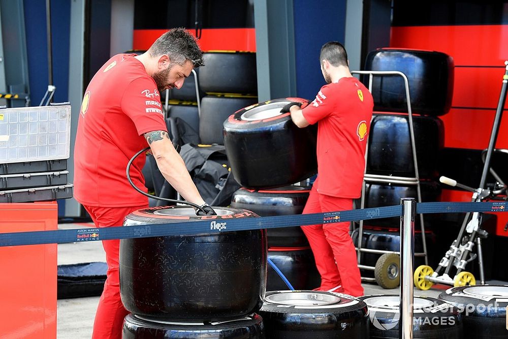 Mec&aacute;nicos de Ferrari revisando las ruedas