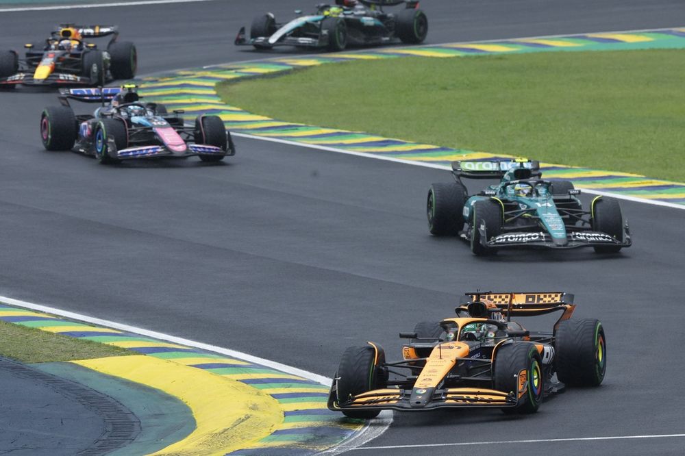 Oscar Piastri, McLaren MCL38, Fernando Alonso, Aston Martin AMR24, Pierre Gasly, Alpine A524