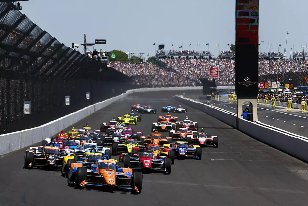 Scott Dixon, Chip Ganassi Racing Honda leads the field at race start