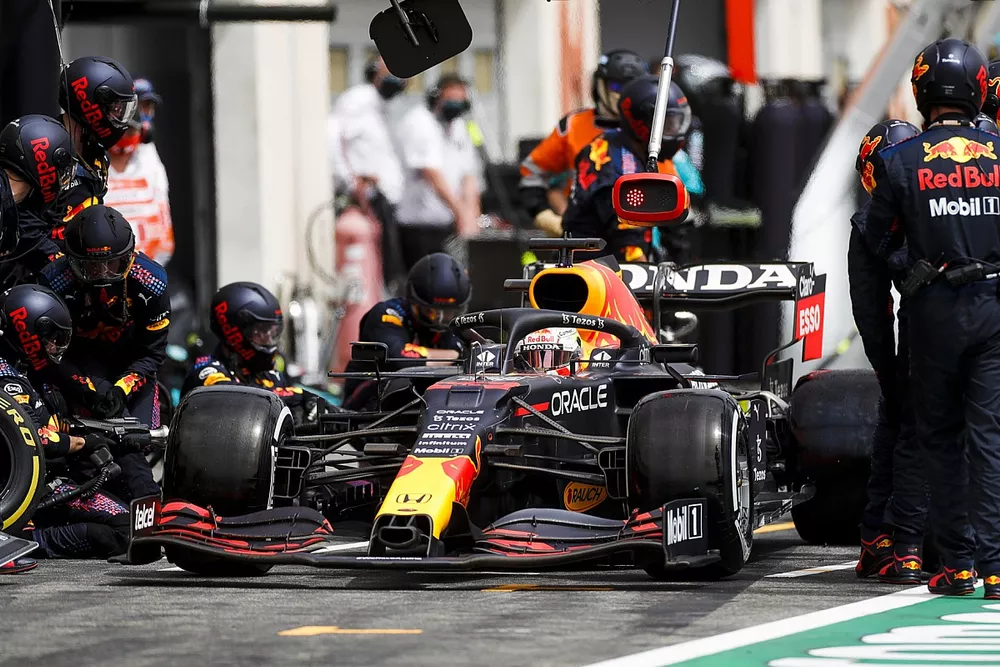 Max Verstappen, Red Bull Racing RB16B,  Pit stop