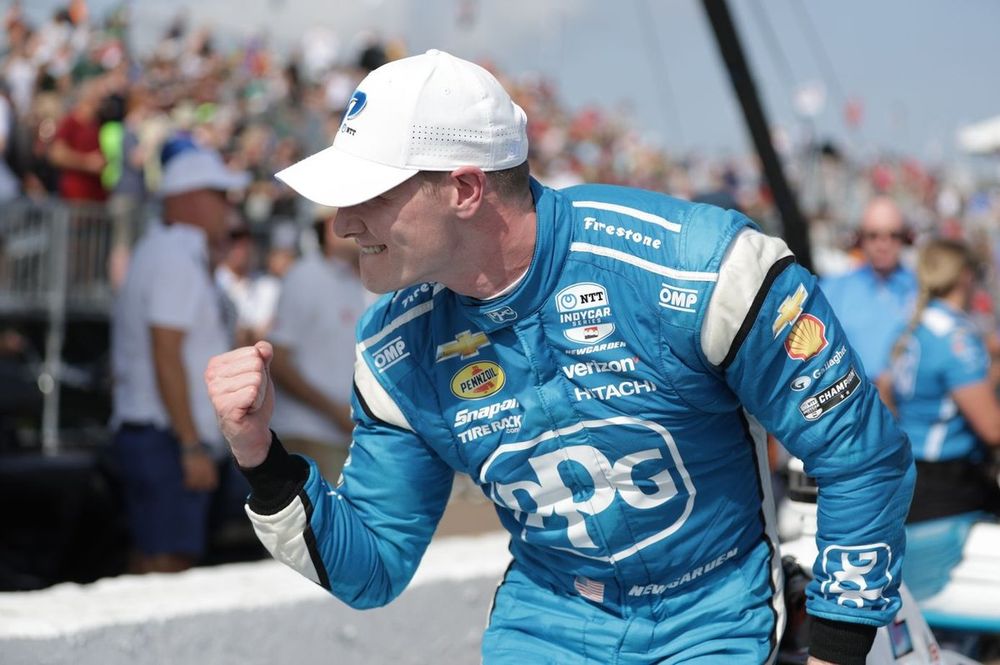 Josef Newgarden, Team Penske Chevrolet celebra la obtenci&oacute;n del premio P1