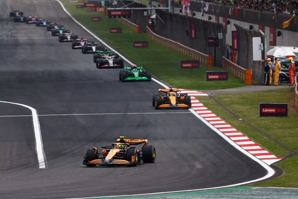 Lando Norris, McLaren MCL38, Oscar Piastri, McLaren MCL38, Zhou Guanyu, Kick Sauber C44