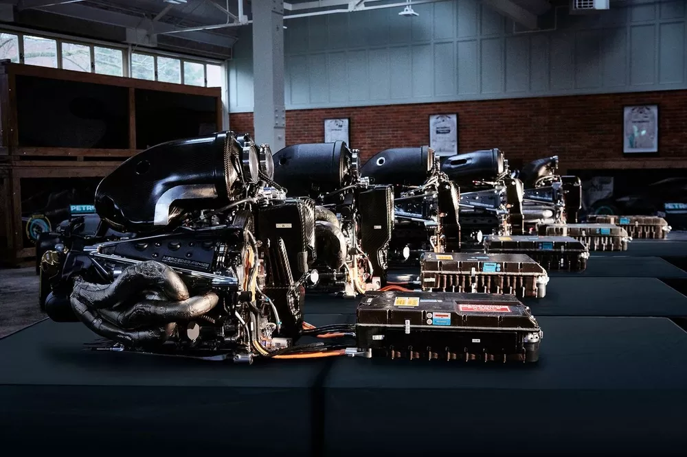 De Formule 1-kampioenschapwinnende Power Units: Mercedes-AMG F1 M09 EQ Power+ (2018), Mercedes-AMG F1 M08 EQ Power+ (2017), Mercedes-Benz PU106C Hybrid (2016), Mercedes-Benz PU106B Hybrid (2015), Mercedes-Benz PU106A Hybrid (2014).