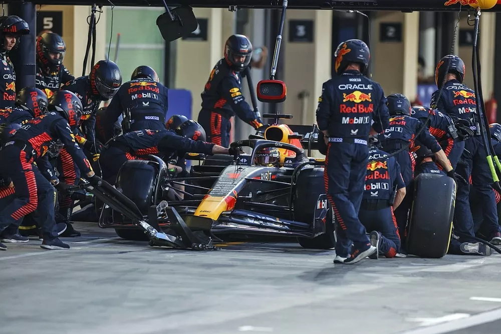 Max Verstappen, Red Bull Racing RB19, en boxes