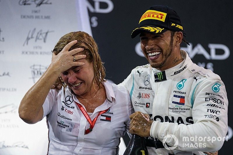 Podio: ganador de la carrera Lewis Hamilton, Mercedes AMG F1 y la representante de Mercedes Britta Seeger