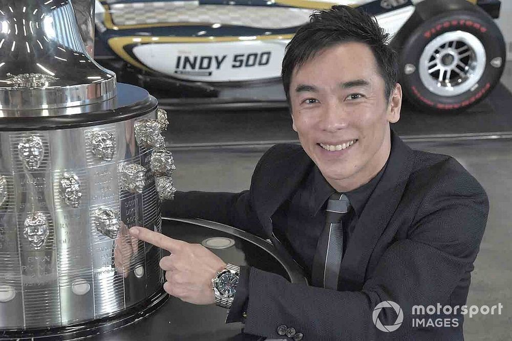 佐藤琢磨のレリーフ”2個目”が入ったインディ500トロフィー除幕