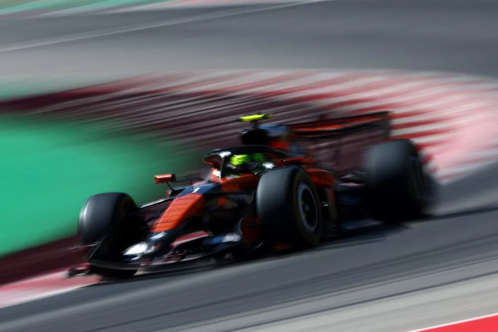 ランド・ノリス、バルセロナFP2でジョージ・ラッセルを僅差で上回りトップ