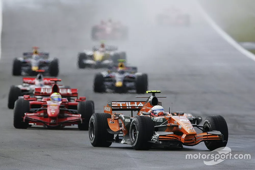 Markus Winkelhock, Spyker F8-VII leads Felipe Massa, Ferrari F2007