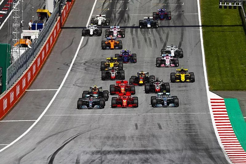 Valtteri Bottas, Mercedes AMG F1 W09, Lewis Hamilton, Mercedes AMG F1 W09, Kimi Raikkonen, Ferrari SF71H, Max Verstappen, Red Bull Racing RB14, Sebastian Vettel, Ferrari SF71H, Romain Grosjean, Haas F1 Team VF-18, the rest of the field at the start of the race