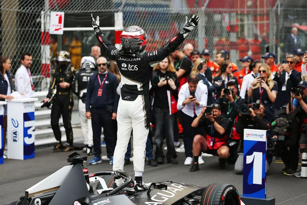 Mitch Evans, Jaguar TCS Racing, primo celebra la vittoria