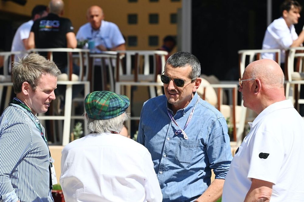 Sir Jackie Stewart, chats with Gunther Steiner