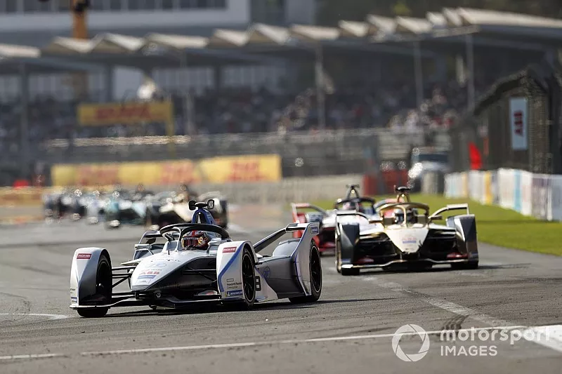 Edoardo Mortara Venturi Formula E, Venturi VFE05 leads Andre Lotterer, DS TECHEETAH, DS E-Tense FE19