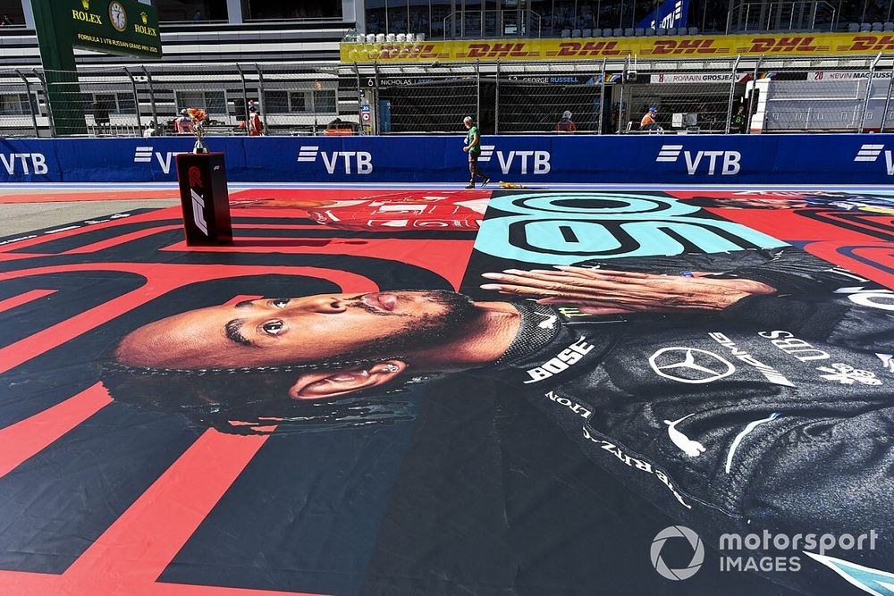 Una imagen de Lewis Hamilton, Mercedes-AMG F1, Michael Schumacher y otros pilotos en la parrilla antes de la salida