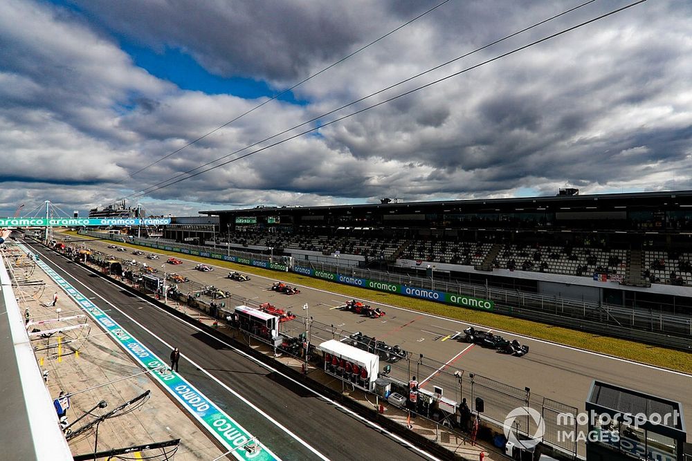 Valtteri Bottas, Mercedes F1 W11, y Lewis Hamilton, Mercedes F1 W11, lideran la salida