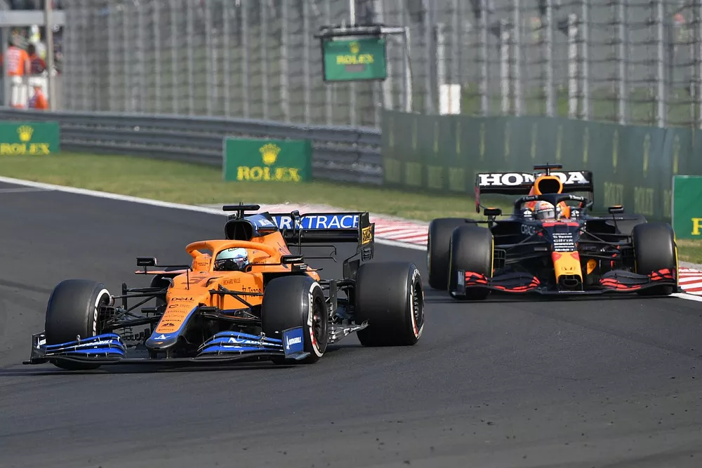 Daniel Ricciardo, McLaren MCL35M, Max Verstappen, Red Bull Racing RB16B