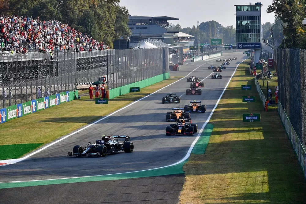 Valtteri Bottas, Mercedes W12, Max Verstappen, Red Bull Racing RB16B, Daniel Ricciardo, McLaren MCL35M, Lando Norris, McLaren MCL35M, and the rest of the field at the start