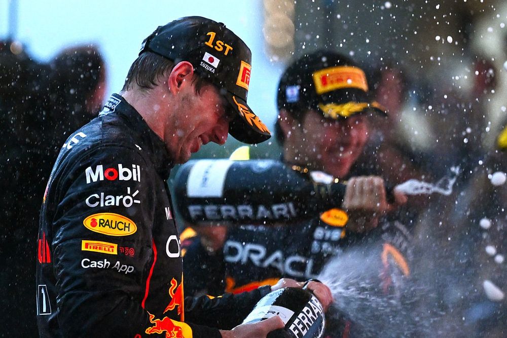 Podio: ganador y campeón del mundo Max Verstappen, Red Bull Racing