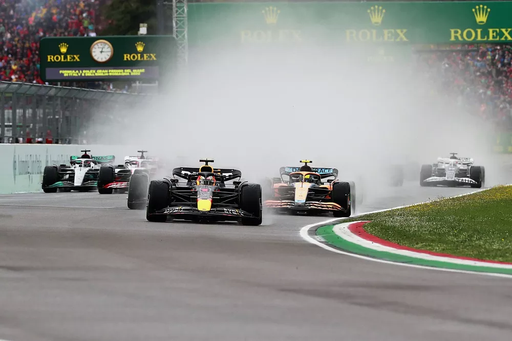 Max Verstappen, Red Bull Racing RB18, Lando Norris, McLaren MCL36, Sergio Perez, Red Bull Racing RB18, Kevin Magnussen, Haas VF-22, et le reste des monoplaces au d&eacute;part