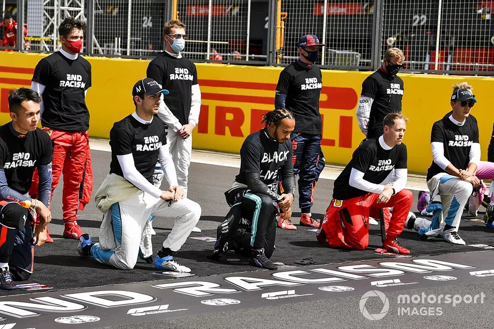 Les pilotes dont Lewis Hamilton, Mercedes-AMG F1, debout et &agrave; genoux pour lutter contre le racisme