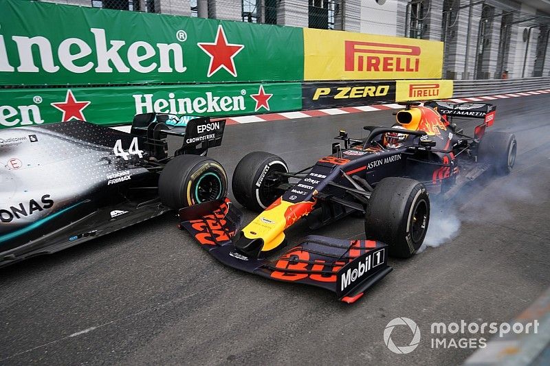 Max Verstappen trata de adelantar al l&iacute;der Lewis Hamilton en la chicane tras el t&uacute;nel de M&oacute;naco... y se tocan