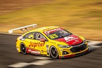 Stock Car: Casagrande 'voa', bate Ramos e crava a pole no Velopark