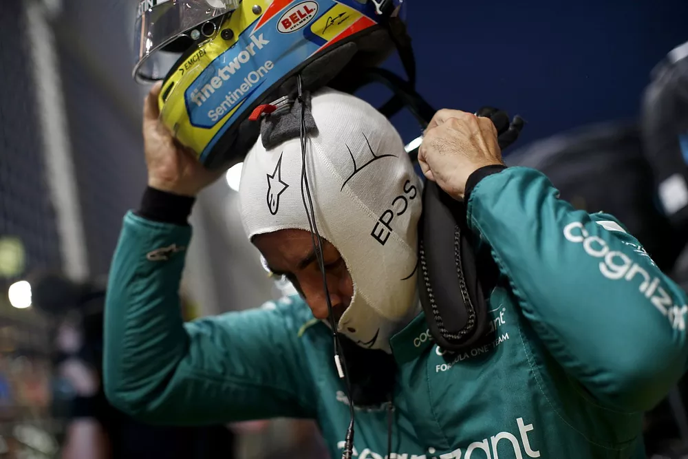 Fernando Alonso, Aston Martin F1 Team, en la parrilla de salida
