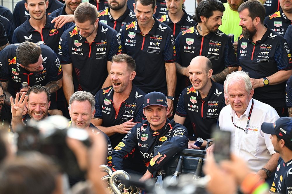 Christian Horner, director del equipo, Red Bull Racing, Max Verstappen, Red Bull Racing, 1ª posición, Helmut Marko, asesor, Red Bull Racing, el equipo Red Bull celebra la victoria tras la carrera.